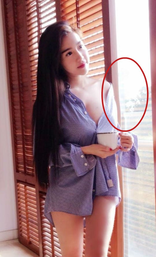 Cả cửa cả kính đều biến dạng để người đẹp phô trương vòng một.    