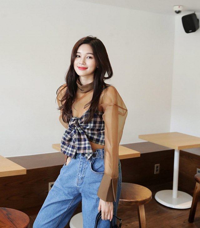 Chớ vội bỏ đi những chiếc áo dây và áo quây đã đồng hành cùng bạn suốt cả mùa hè, bởi chúng sẽ là người bạn đủ tin cậy của những kiểu áo xuyên thấu mà bạn đang nhăm nhe mặc đi làm.    