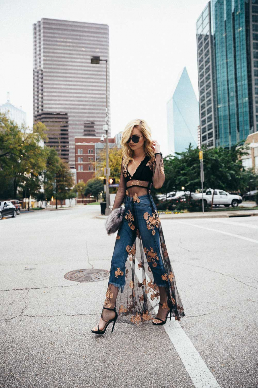 Đầm voan họa tiết hoa và quần skinny jeans giúp bạn làm mới hình ảnh hằng ngày. 