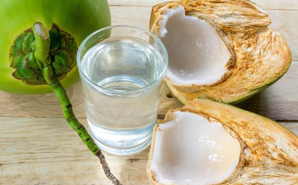 Nước dừa rất tốt cho bà bầu trong ngày hè