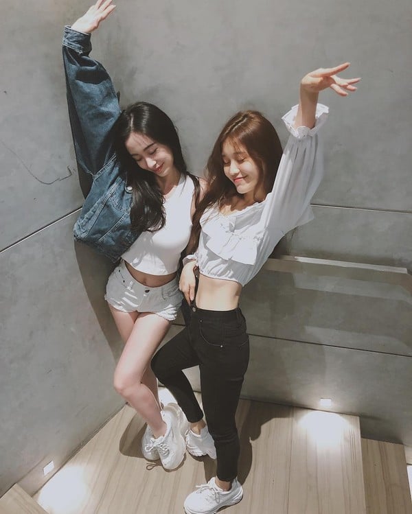 Jun Vũ - nữ ca sĩ Han Sara trông vô cùng duyên dáng, đáng yêu khi diện lên mình mẫu áo croptop khoe eo thon. Kiểu tóc, gương mặt và các tạo dáng tương đồng nên nếu nhìn lướt qua, chắc hẳn khán giả sẽ dễ nhầm lẫn đây là hai chị em.  