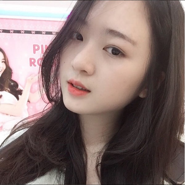 Bố là tài phiệt giàu có, mẹ là hoa hậu nổi tiếng nhưng cô nàng khá giản dị. Đánh chút son đỏ lòng môi cũng đủ khiến gương mặt cô bừng sáng và rạng rỡ.    