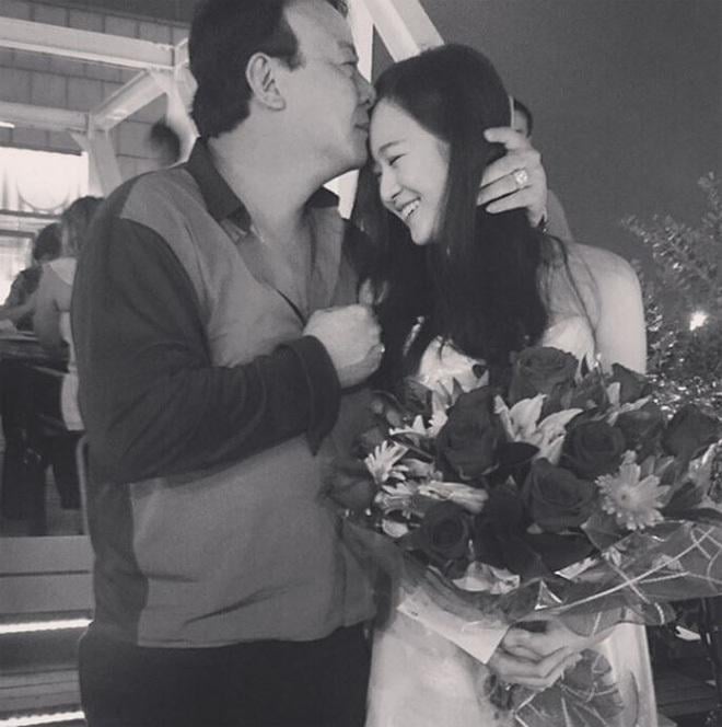 Bố mẹ ly hôn từ khi còn nhỏ nhưng Anh Sa vẫn được hưởng sự chăm sóc chu đáo của hai người. Bản thân Anh Sa nhiều lần chia sẻ những bức hình tình cảm của hai bố con.    