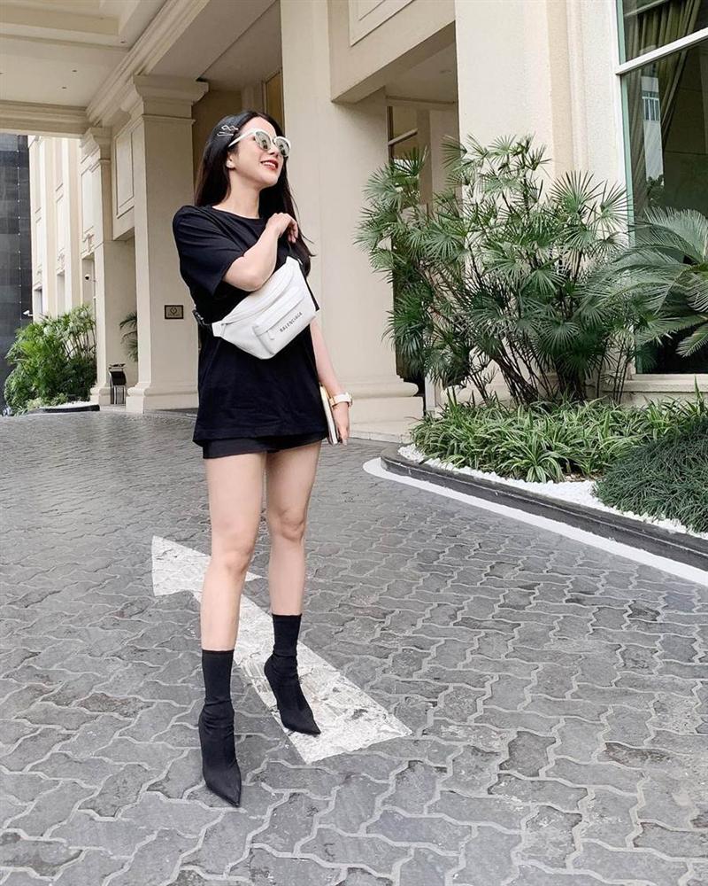 Diệp Lâm Anh trung thành style giấu quần cùng áo phông và quần short ngắn khoe đôi chân thon dài.    