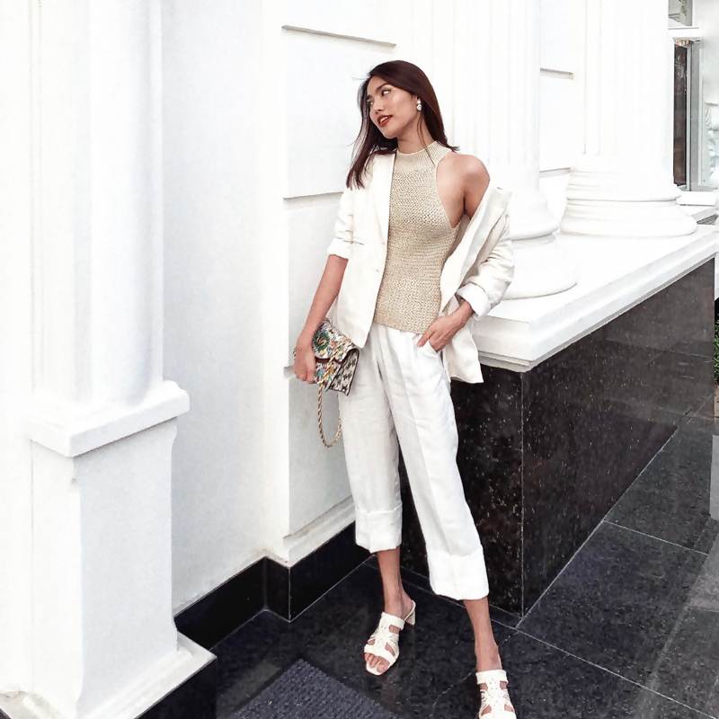Áo blazer, quần ống lửng phối áo ren cổ yếm là gợi ý không tồi cho các cô nàng yêu thích sự trang nhã mà không kém phần quyến rũ từ 