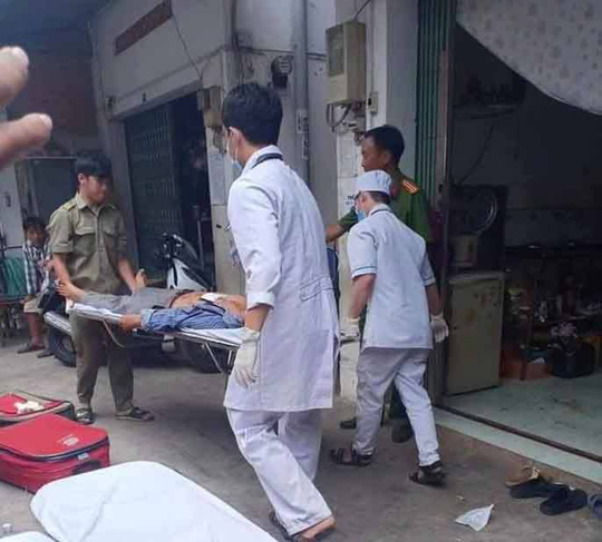 Người chồng được đưa đến bệnh viện cấp cứu trong tình trạng nguy kịch.