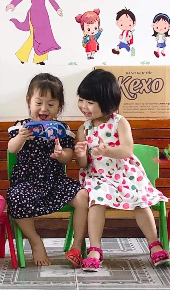 Hai cô bé cười thích thú.