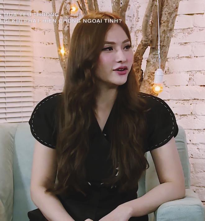 Tuy khác lạ nhưng nhiều khán giả khen ngợi trông Thu Thủy trẻ hơn và vẫn vô cùng tươi tắn.    