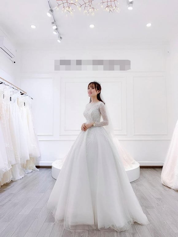 Nữ diễn viên xinh đẹp khi thử váy cưới.    