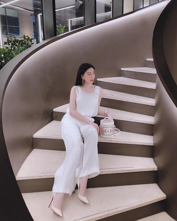 Outfit tông màu trắng đơn giản của hoa hậu Lam Cúc đã được làm tăng độ đắt giá với sự xuất hiện của loạt phụ kiện hàng hiệu. Không những thế, người đẹp còn rất “chịu khó” “sống ảo” khi ngồi hẳn xuống, vươn dài đôi chân nhằm cho ra đời những bức ảnh ưng ý.  