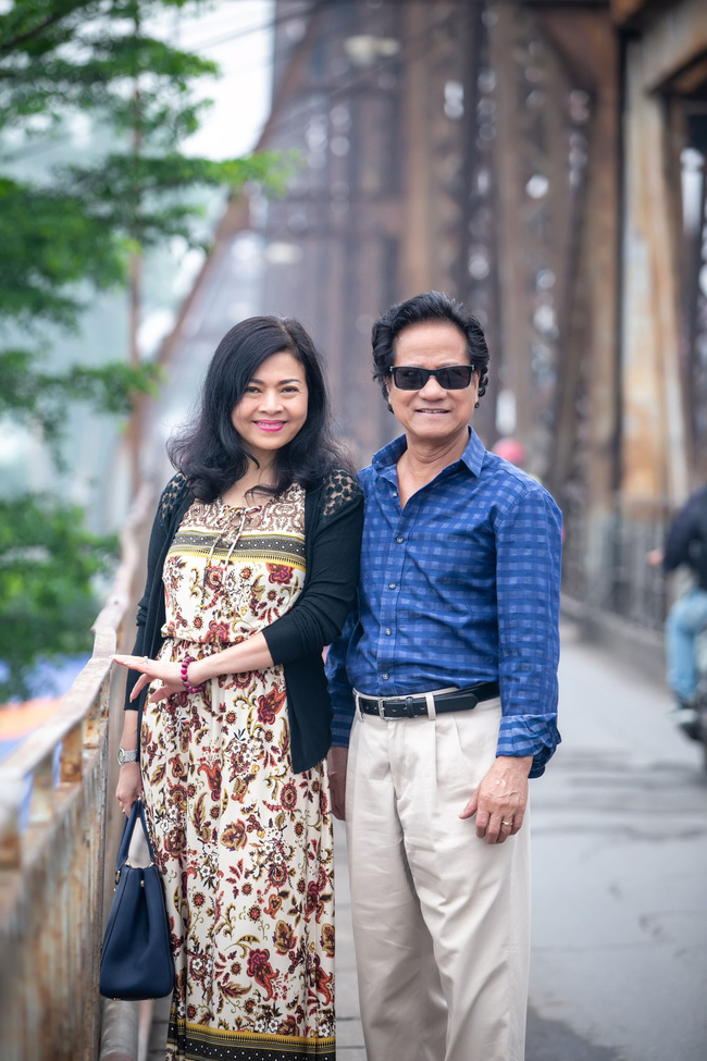 Chuẩn bị cho liveshow riêng Tình bơ vơ diễn ra vào tối 6-4 tới tại Trung tâm Hội nghị Quốc gia, danh ca Chế Linh cùng bà xã đã có mặt tại Hà Nội.    Dù đã ở độ tuổi U50 nhưng vợ danh ca Chế Linh vẫn gây bất ngờ với nhan sắc xinh đẹp, trẻ trung hơn so với những người cùng trang lứa.