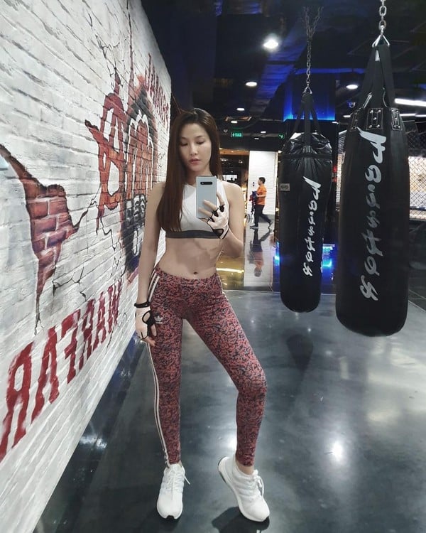 Khoe dáng vóc trong phòng tập gym, Diễm My 9X thật biết cách khiến khán giả ghen tỵ với hình thể thon thả, nuột nà, vòng nào ra vòng nấy - kết quả của những buổi tập luyện chăm chỉ.  