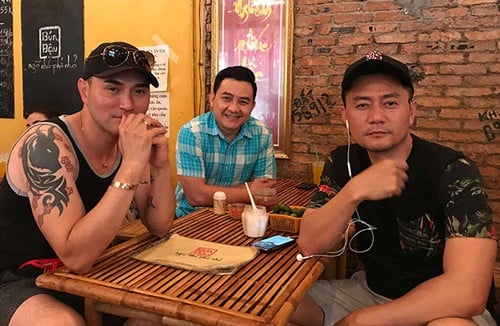 Ca sĩ Leon Vũ (trái) sẽ thay mặt Shbet111 slot, casino, thể thao, xổ số nhận thi thể nghệ sĩ Anh Vũ từ cảnh sát.