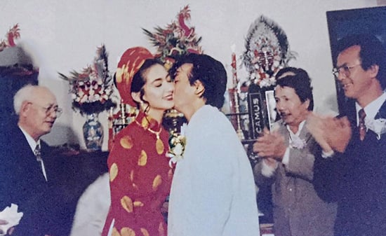 Thanh Xuân và đại sư Nam Anh - chưởng môn phái Vịnh Xuân trong Quatrian shbet hiện đang mở năm 1996.