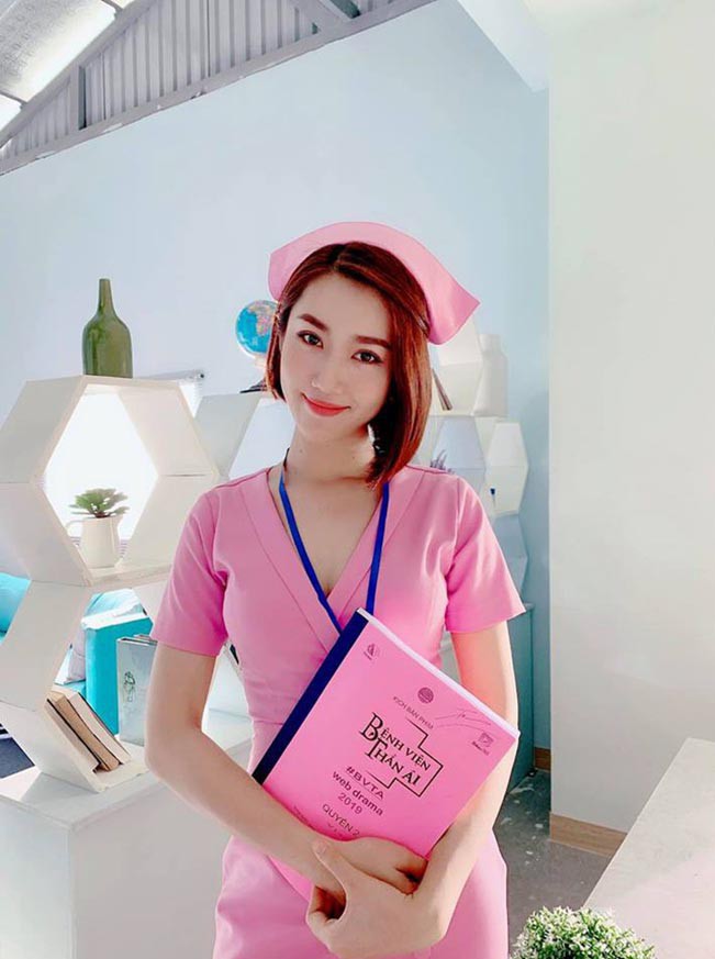 Một số ý kiến cho rằng việc điều dưỡng ăn mặc hút mắt không hợp với môi trường làm việc ở Việt Nam.