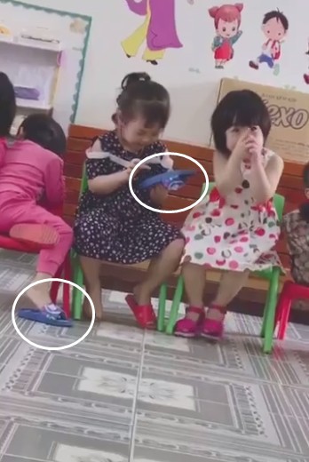 Hóa ra chiếc dép là của bạn ngồi bên cạnh.
