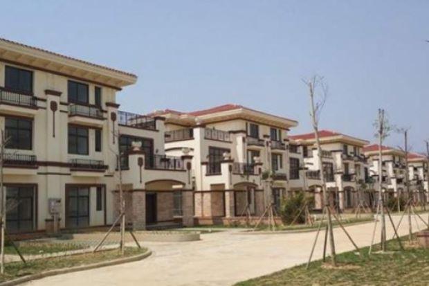 Những tòa biệt thự đẹp long lanh bị bỏ hoang vì lòng tham của con người