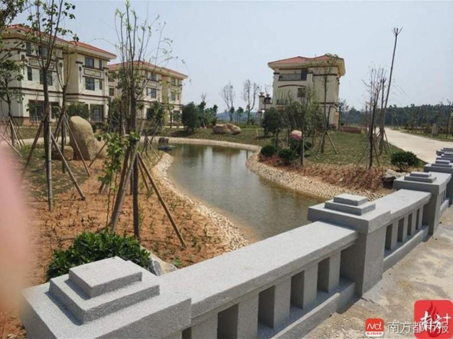 Ngoài việc xây dựng các biệt thự đại gia còn xây thêm hồ cá và công trình phụ cho người dân trong làng