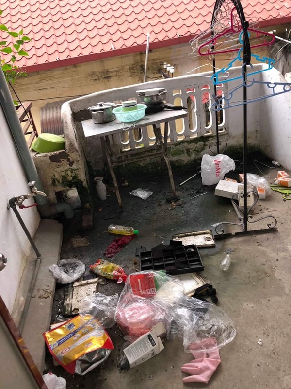 Đủ các loại rác thải khu ngoài ban công.