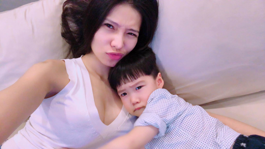 Hai mẹ con Lưu Đê Ly tạo dáng bên nhau