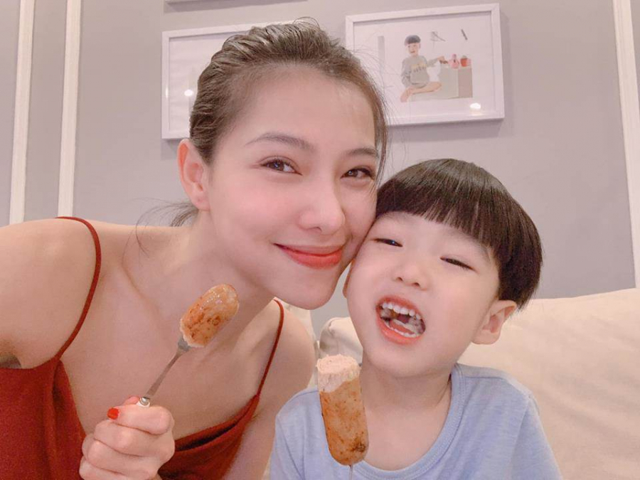 Con trai Lưu Đê Ly tạo dáng vô cùng đáng yêu