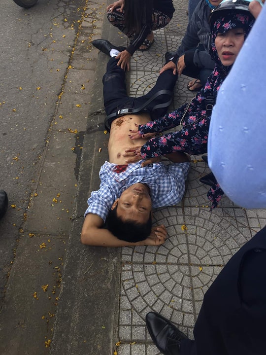 Người đàn ông bị đâm trọng thương nằm bên đường.