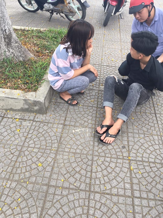Thanh niên bị khống chế vì đâm gục người nhắc vượt đèn đỏ.