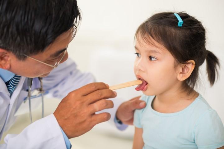Khi trẻ có biểu hiện ho nhiều mẹ nên cho con đi khám