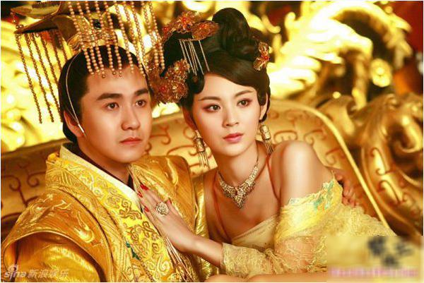 vi-hoang-de-loan-luan-voi-ca-chi-gai-va-co-ruot-khien-lich-su-trung-hoa-phai-khiep-dam-r1--1532405828-587-width600height401