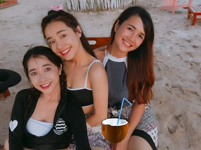 Nhã Phương cùng chị cả Bích Trâm và em gái Phương Anh. 