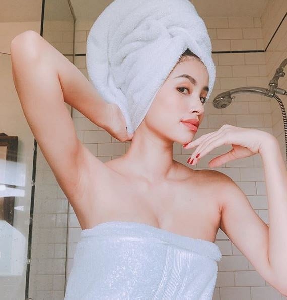 Style năng động pha chút phóng khoáng của Phạm Hương.    
