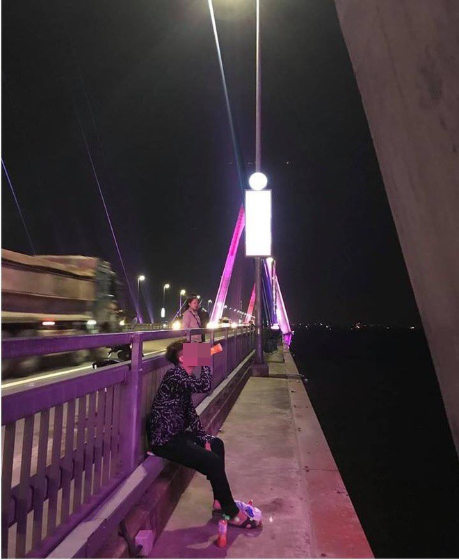 Thanh niên thất tình lên cầu uống nước ngọt.