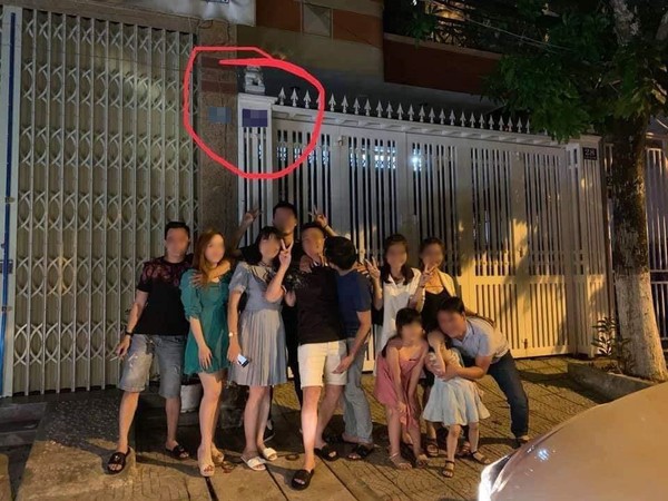 Nhiều bạn trẻ đã đến trước ngôi nhà để chụp ảnh. Ảnh FB