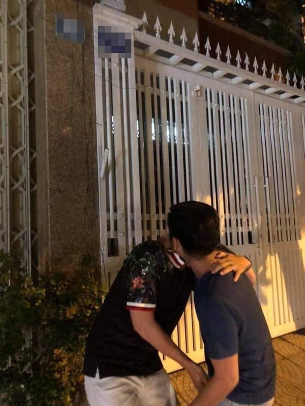 Các bạn trẻ còn diễn lại hình động ông Linh trong thang máy, để đăng lên mạng xã hội.