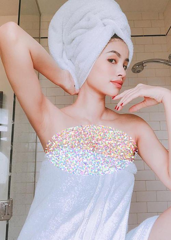 Trên trang cá nhân, Phạm Hương vừa đăng tải hình ảnh mặc áo choàng tắm khoe vòng một gợi cảm.    