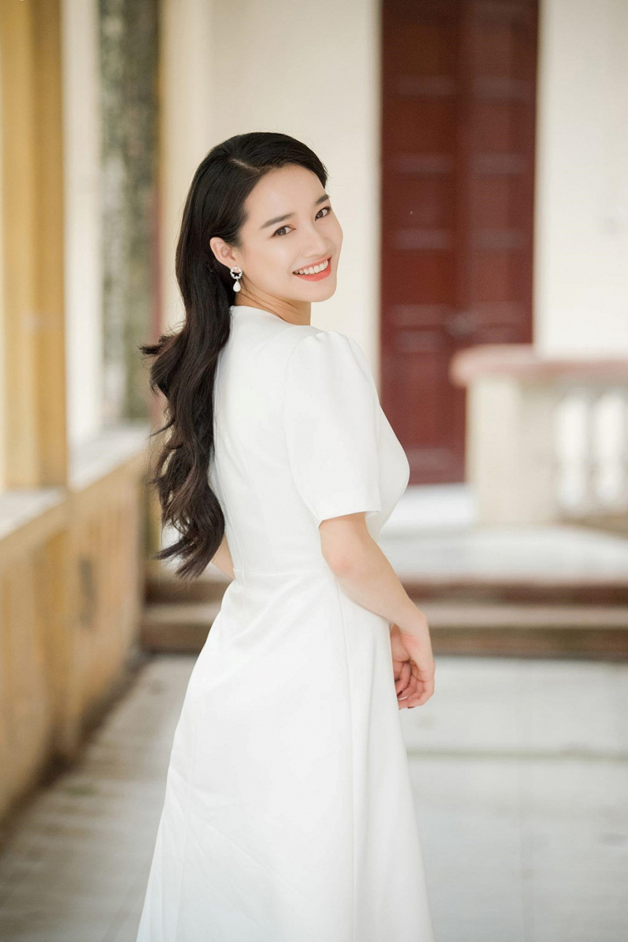 Trong không gian trường đại học, vẻ tươi trẻ giúp Nhã Phương nhận lời khen có dáng dấp của Mừng SHBET phiên bản mới 2025 mới ra trường. Nữ diễn viên cũng được nhận xét trẻ lâu so với độ tuổi của mình (cô sinh năm 1990).    