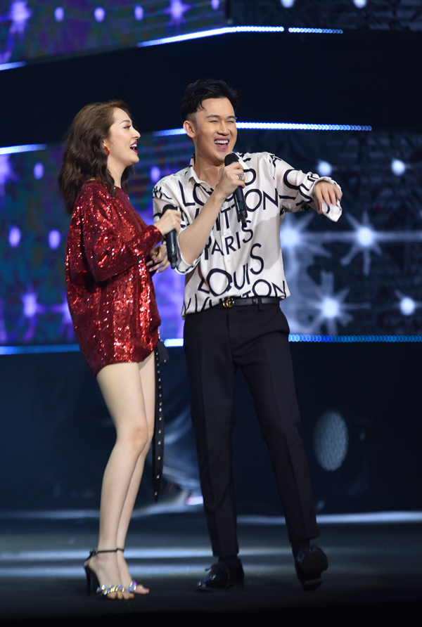Cô còn tái hợp Dương Triệu Vũ trong màn song ca '60 năm cuộc đời'. Cả hai vốn là anh em thân thiết trong Shbet16 chơi game trực tuyến. 