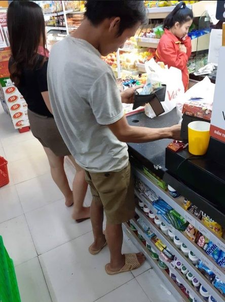Hình ảnh người đàn ông lựa chọn từng món đồ cho vợ.