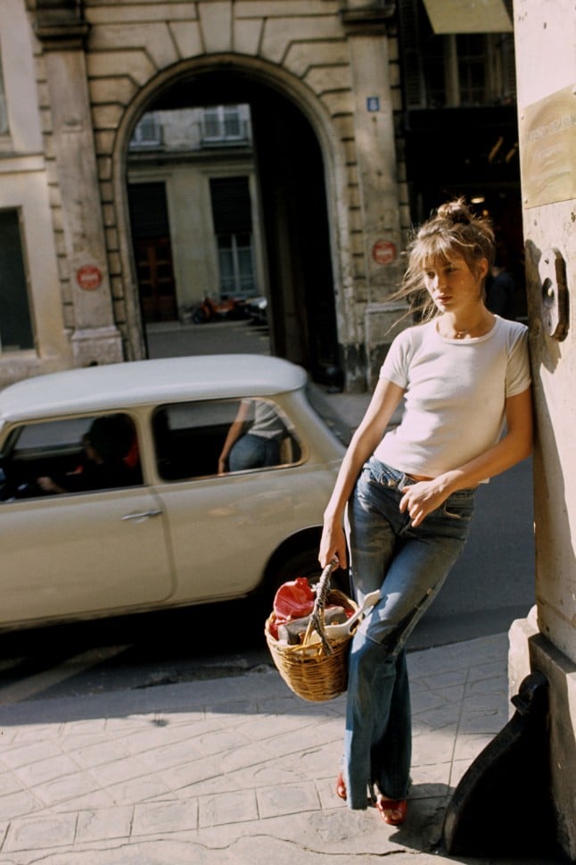 Huyền thoại Jane Birkin là nguồn cảm hứng cho cách phối đồ cùng quần jeasn cạp trễ và áo thun đơn giản, tinh tế như những cô gái Pháp.