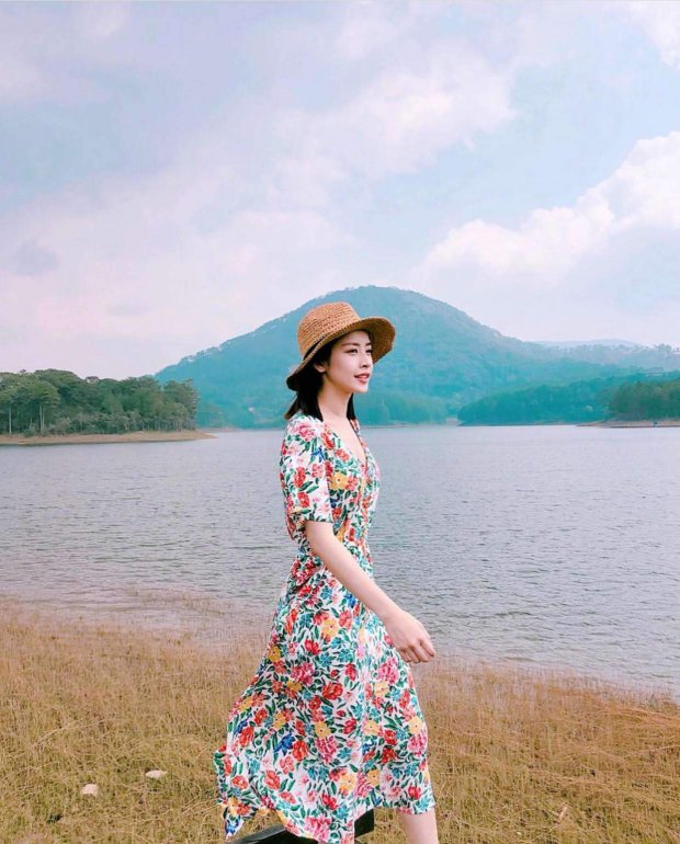 Nhiều người vẫn nói, Chi Pu đích thị là một fashionista chính hiệu khi những mẫu váy cô nàng diện đều được khá nhiều người săn lùng. Mẫu váy hoa nhí, tay thiết kế hơi bồng khiến cô nàng có phần nữ tính hơn.    