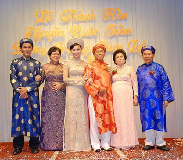 Á hậu chụp ảnh cùng bố mẹ chồng (bên phải). Đây cũng là ảnh chung hiếm hoi của Thiên Lý và nữ doanh nhân Tư Hường.    