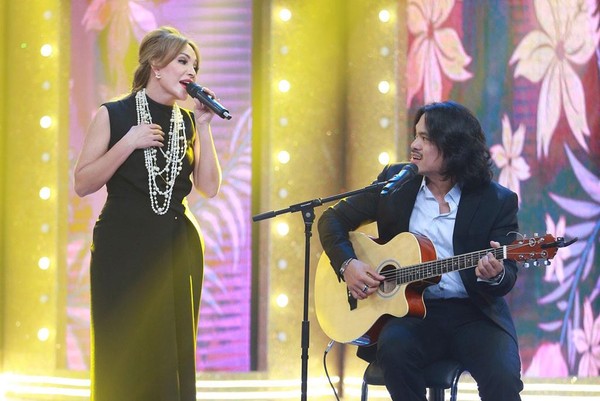 Danh ca Thanh Hà và bạn trai song ca cùng nhau.  