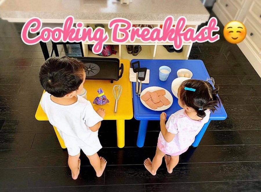 Ít khi tiết lộ về tổ ấm của mình, nhưng mỗi lần chia sẻ về con gái, Louis Nguyễn có vẻ “hào phóng” hơn. Ông xã Hà Tăng vừa cho cả hai con lên sóng một cách rõ nét, vẫn là góc chụp phía sau nhưng có thể thấy 2 bé đã lớn phổng phao. Gia đình Hà Tăng dạy cho các bé cách tự lập, biết chơi cùng nhau hòa thuận, tự nấu nướng bữa sáng một cách đáng yêu.    