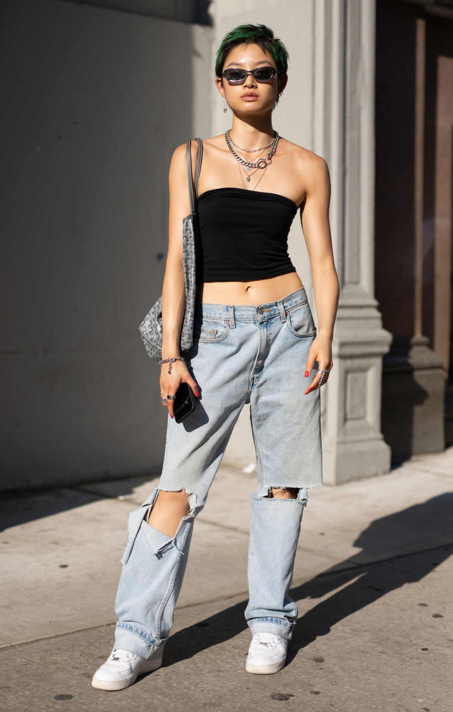 Áo crop top và jeans cạp trễ là cặp đôi hoàn hảo cho phong cách thời trang cổ điển, năng động.