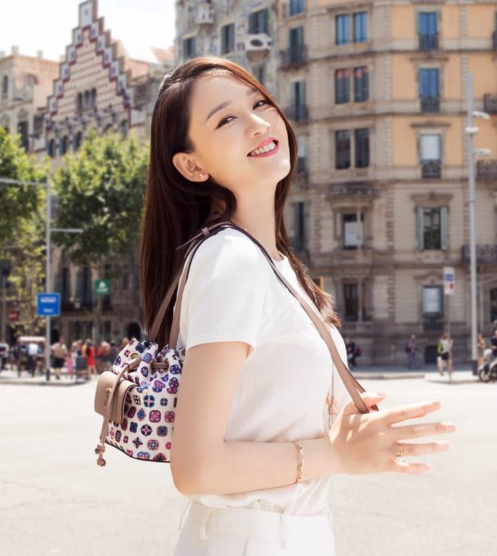 Tủ đồ thời trang của nữ diễn viên 40 tuổi ngập tràn những món phụ kiện trẻ trung và thời thượng. 