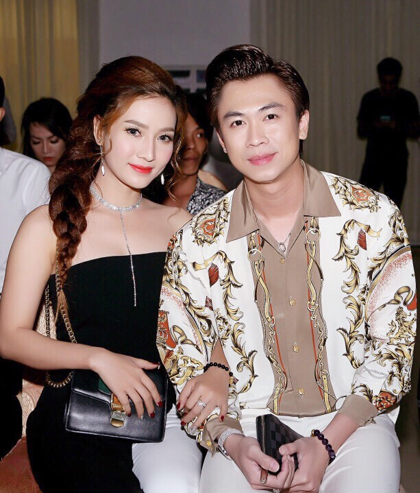 Dù đã có với nhau một đứa con 3 tuổi và mới tái hợp cách đây không lâu nhưng Hồ Việt Trung lại bất ngờ xác nhận đã chia tay vợ 9X xinh đẹp. Đại diện truyền thông của Hồ Việt Trung thừa nhận nam ca sĩ đã ly hôn cách đây một tháng. 