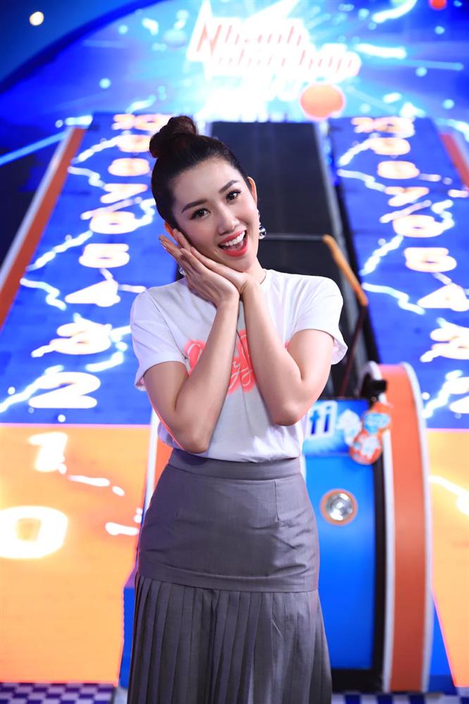 Ngay phút mở màn Nhanh như chớp nhí mùa 2 tập 2, Thúy Ngân đã phát huy khả năng dẫn chương trình linh hoạt và hài hước bên cạnh Trấn Thành. Đặc biệt, sự xuất hiện của “nam thần vạn người mê” Anh Đức và diễn viên Lê Khánh đã khiến cả khán phòng vỗ tay không ngớt.    Ở phút đầu chào sân, Thúy Ngân không ngần ngại giới thiệu Anh Đức là “chàng soái ca sơ mi trắng, đúng gu của mình”. Nàng gửi “thính” thì Anh Đức cũng vui vẻ “đớp thính” với loạt câu nói ngôn tình.
