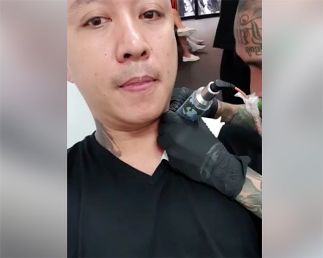 Nhân dịp kỉ niệm ngày cưới, ca sĩ Tuấn Hưng vừa có mặt tại Sài Gòn, xăm hình tên vợ lên cổ. Đoạn video livestream do nam ca sĩ ghi lại quá trình xăm hút hơn 100.000 lượt xem, sau vài giờ đăng tải. 