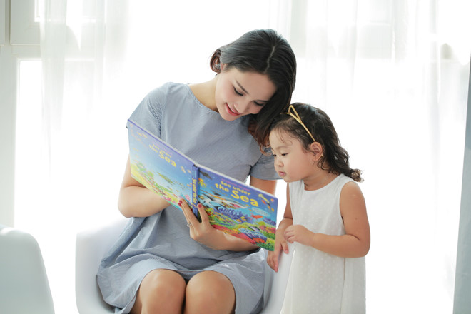 Hương Giang thường xuyên đọc truyện cho con nghe