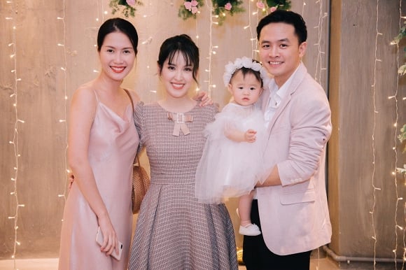 Cặp vợ chồng Tú Vi - Văn Anh chụp ảnh với bạn bè thân